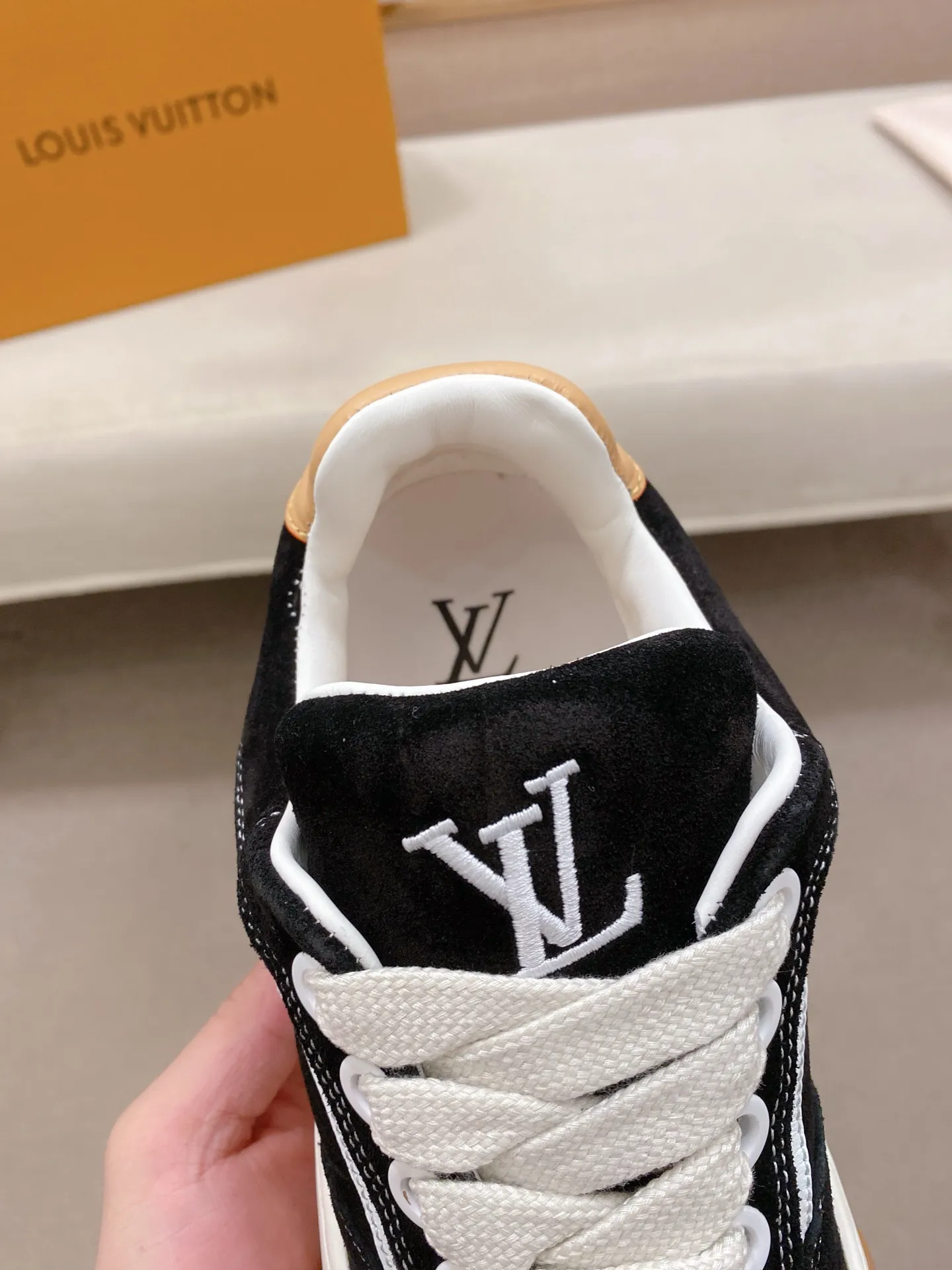 Factory price: 480💰 LV 🫏The colorful interpretation of BUTTERSOFT sneakers combines sheepskin, The colorful interpretation of LV BUTTERSOFT sneakers combines sheepskin and calfskin for a super soft feel. Designed by Pharrell Williams, this '60s-inspired shoe features a padded upper that's been crafted by Louis Vuitton craftsmen to further enhance the comfort of the leather. In addition to the LV initials, it features multiple signatures, including natural leather trim and an embossed pattern of Pharrell Williams and lobster on the side, referencing the Fall/Winter 2025 men’s show. A must-have artifact for fashionistas✅ Code number 38-44